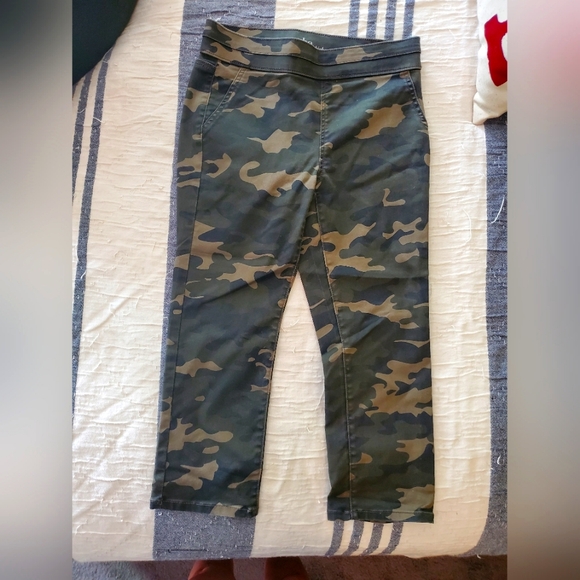 New York & Co. Camo Capris, Size Small - Picture 1 of 5